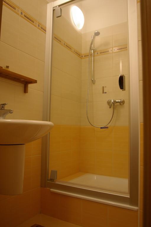 Apartman 302 Oscadnica Bilik gambar